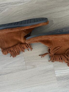 Minnetonka Chestnut Suede Fringe Ankle Booties